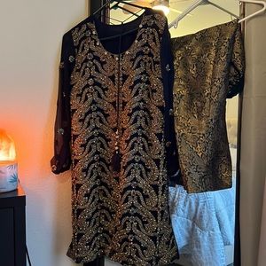 Beautiful Pakistani outfit with pants and dupatta, Size Medium. Like new!